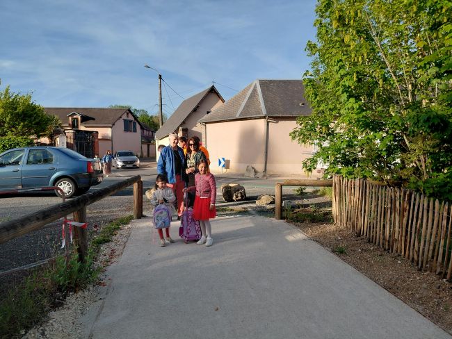 DÈS LA RENTRÉE DES CLASSES, PARENTS ET ENFANTS ONT PU DÉCOUVRIR CE NOUVEL AMÉNAGEMENT COEUR DE VILLAGE