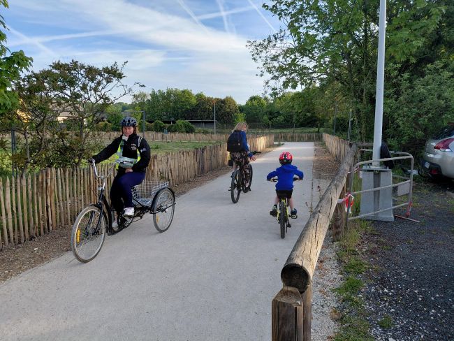 UN NOUVEAU CHEMIN PIETONNIER PERMET DE RELIER LE PARKING DU PLATEAU AUX ÉCOLES